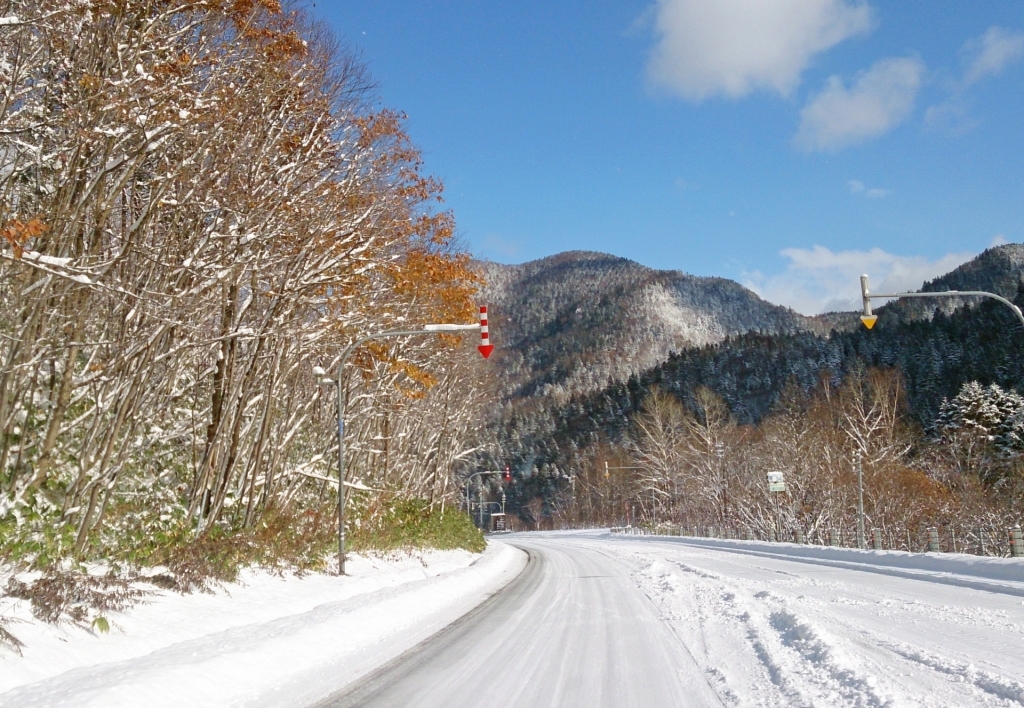冬の凍結路面の写真