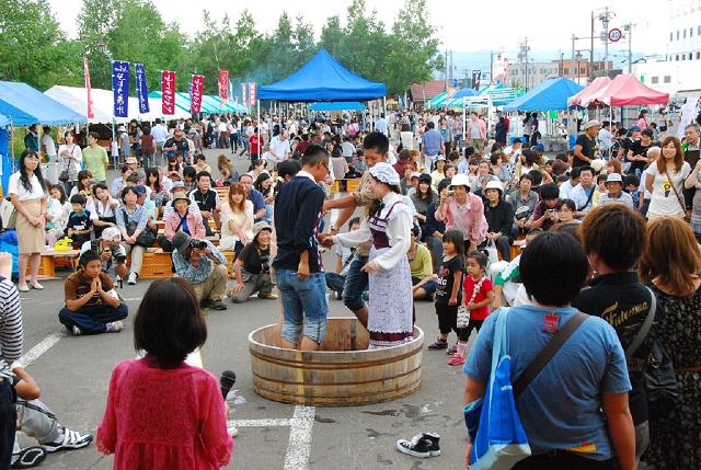 ふらのワインぶどう祭り|ふらのワインや地元の名産品を堪能できる富良野自慢のお祭り