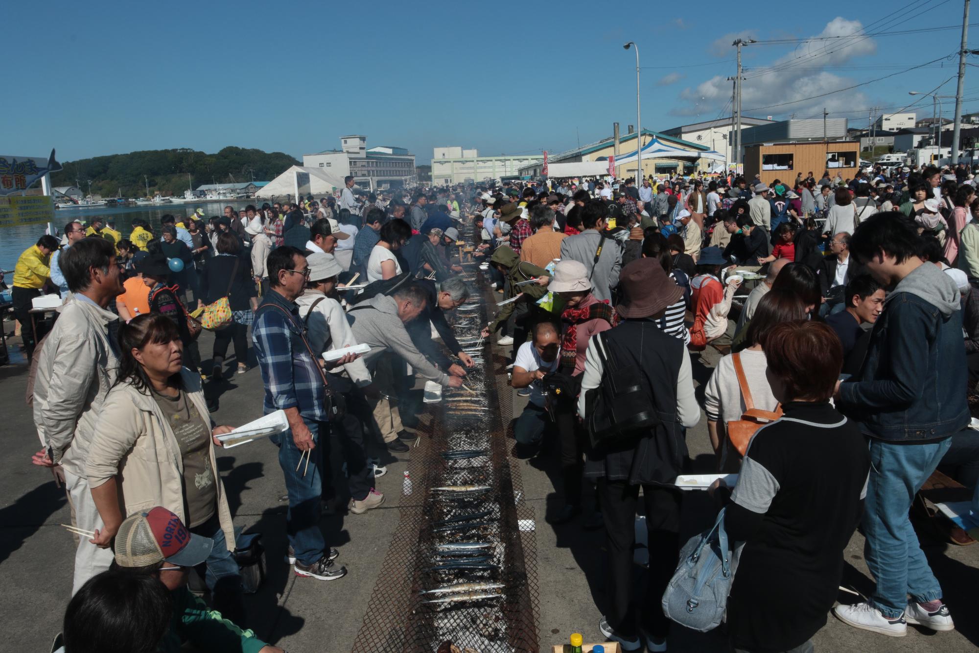 根室さんま祭り|脂ののったさんまをその場で炭焼き