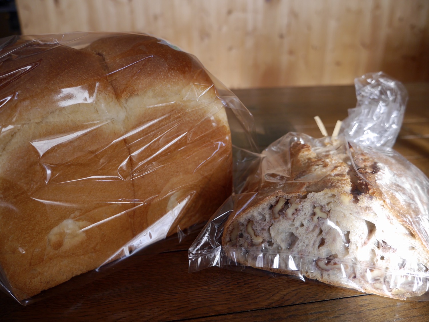 ブーランジェリージン食パンとくるみのパン