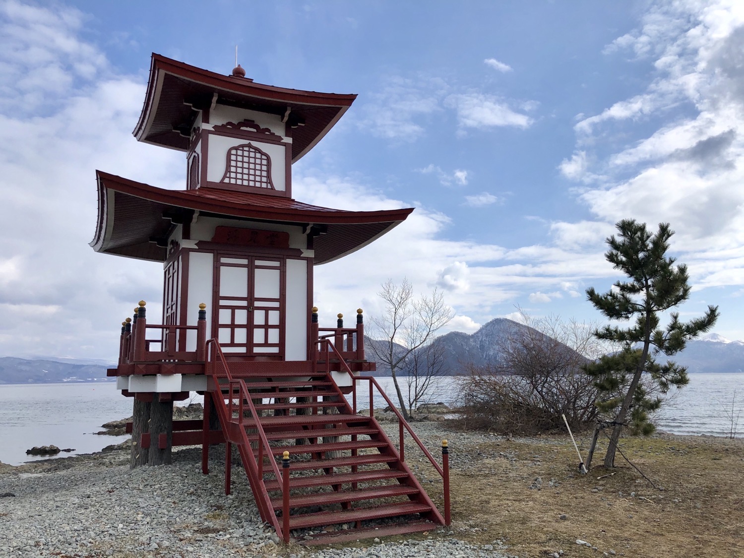 浮見堂公園｜湖面に浮かぶ二重の塔