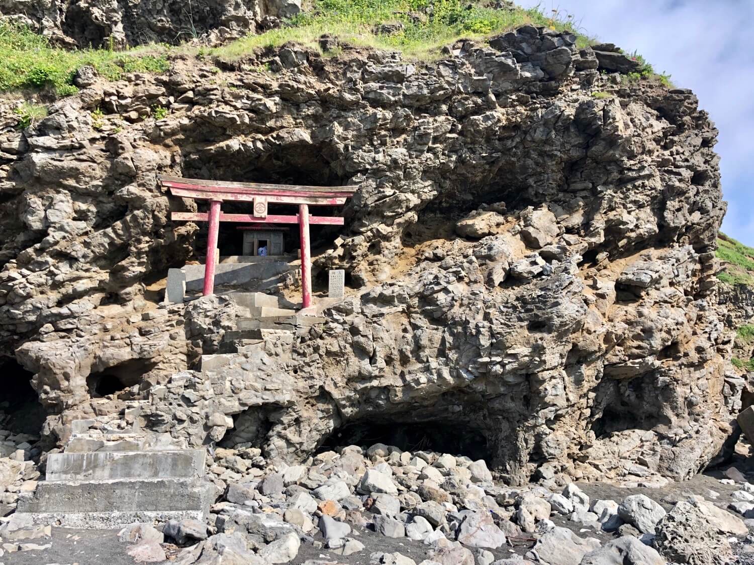 しょさんべつ金比羅神社崖側の鳥居