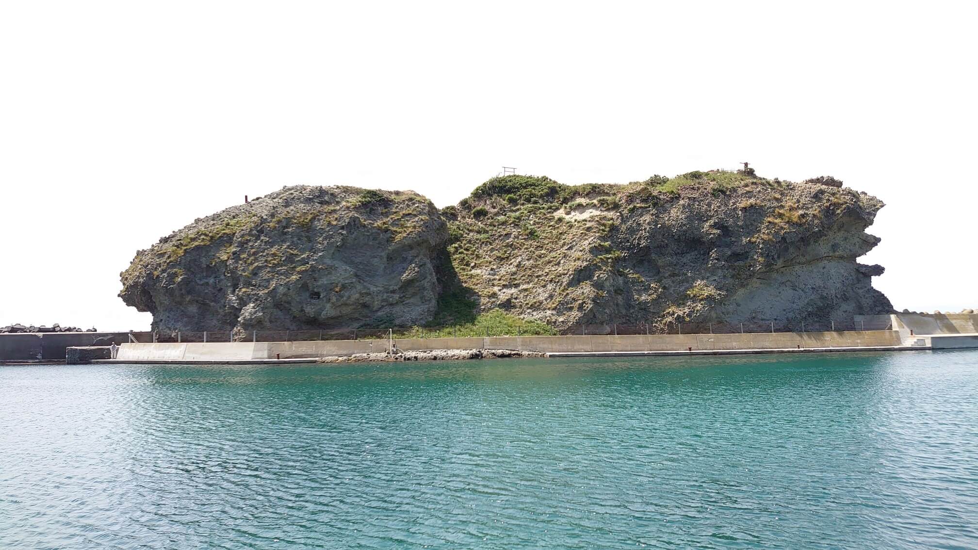 大きな岩の上に鳥居が見えます