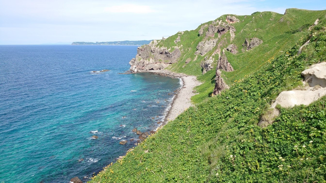 神威岬・遊歩道右側・念仏トンネル