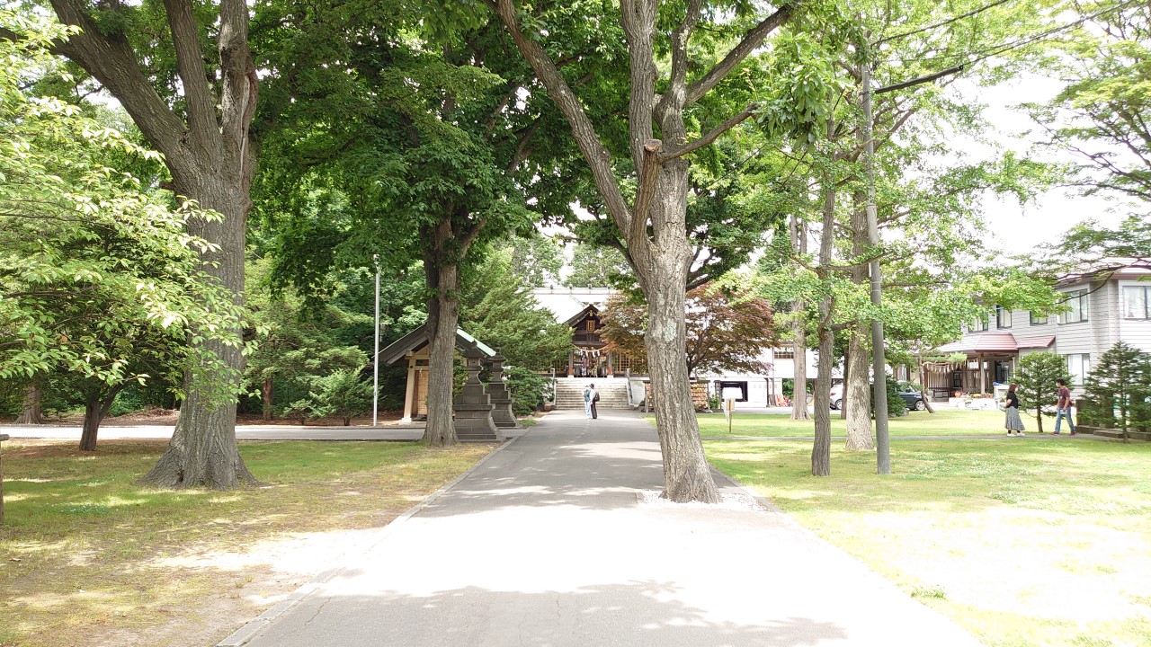 厚別神社の境内