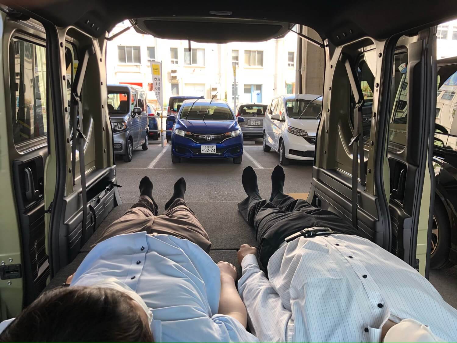 N-VAN Campingのベッドキット(実際に横になってみた写真)