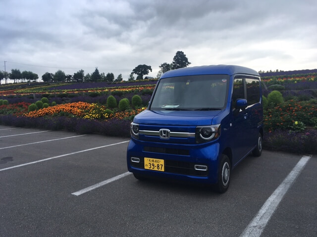 美瑛町のぜるぶの丘とN-VANレンタカー