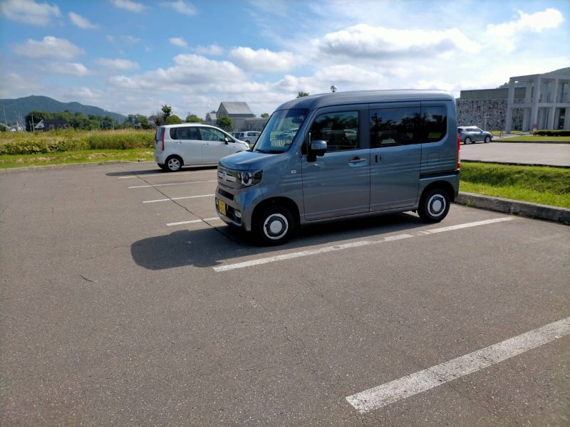 道の駅忠類の駐車場にN-VANキャンピングを駐車した写真