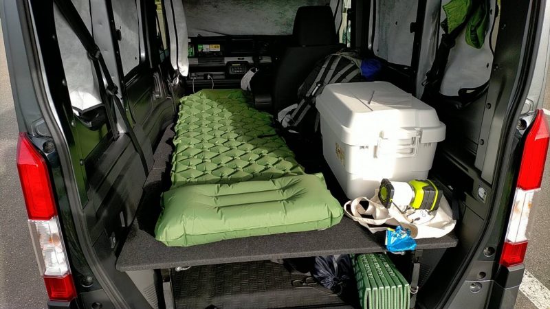 N-VANキャンピングで車中泊｜エアーマットを敷いて荷物を積んだ状態の写真