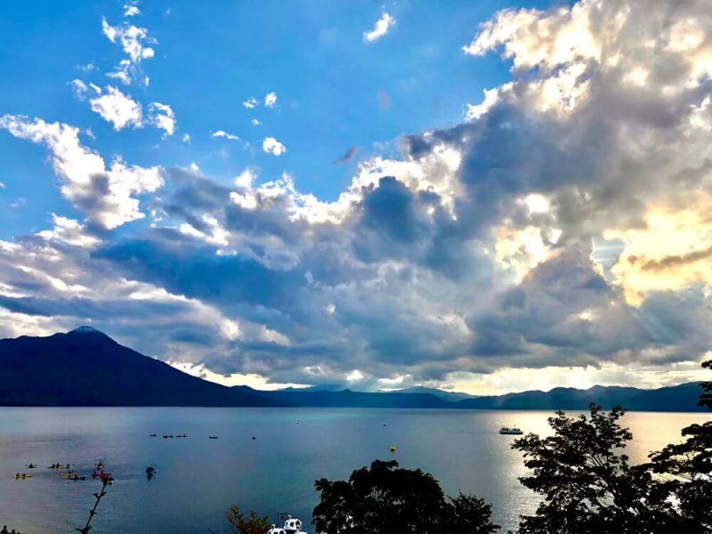 支笏湖と空のコントラスト