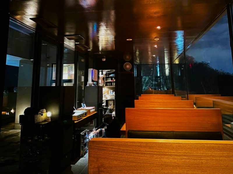 暗くなってからのHighGrownCafe(ハイグロウンカフェ)の店内
