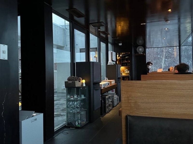 明るい時間帯のHighGrownCafe(ハイグロウンカフェ)の店内