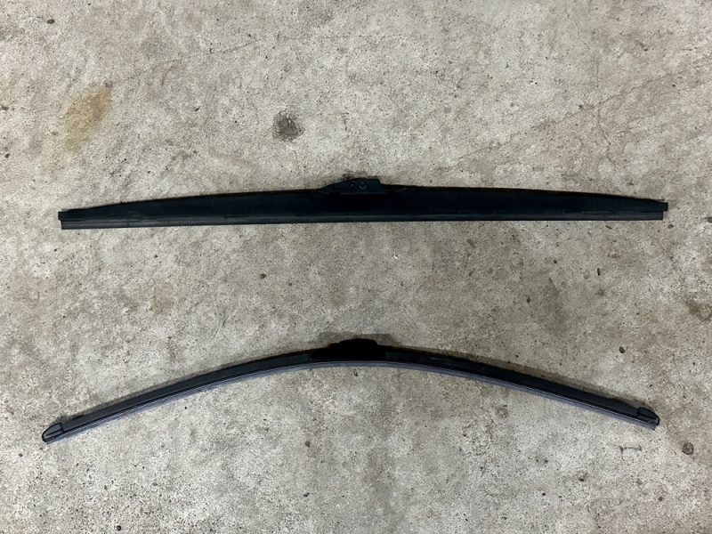 スノーブレード(冬用ワイパー)と夏用ワイパーの比較画像