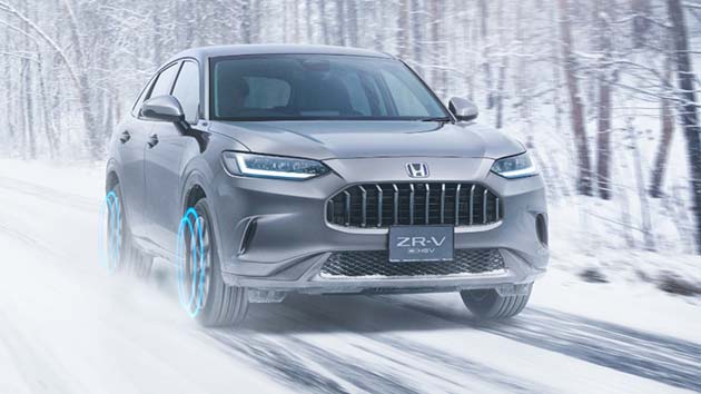 雪道を走行するZR-V
