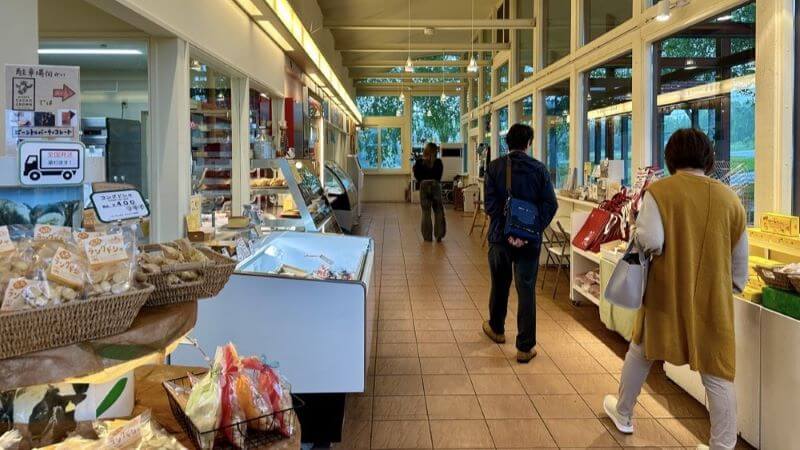 高橋牧場ミルク工房の店内