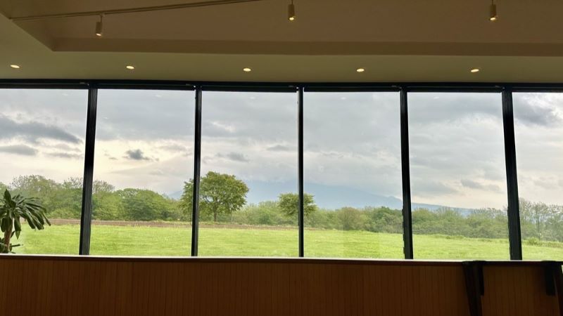 ニセコ高橋牧場PRATIVOの店内から見える風景