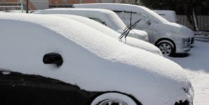 雪が積もった車の画像