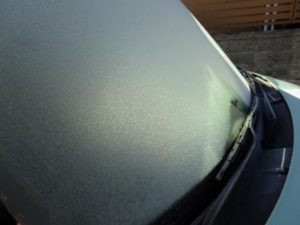 フロントガラスが凍ってしまった車の画像